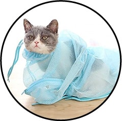 Sac ou serviette pour couper les griffes d'un chat agressif